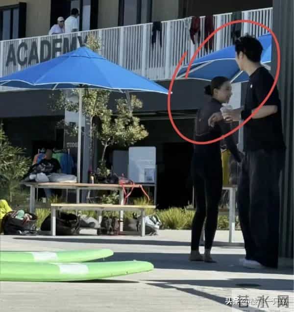 窦骁何超莲国外吃烛光晚餐 窦骁眼神黏在何超莲身上 看呆饭都忘记吃