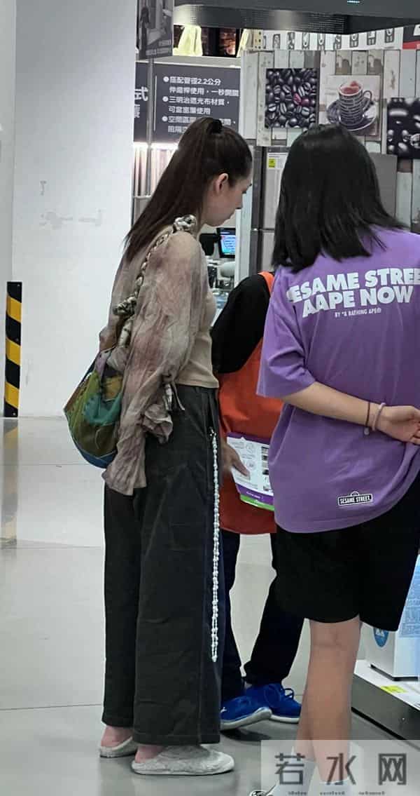 郭碧婷老到认不出，眼窝深凹满脸疲惫，儿子躺地撒泼跟向佐一个样