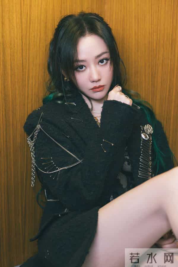 张靓颖黑色镂空蕾丝搭配恨天高美照