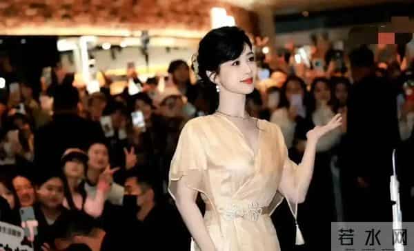 男粉齐喊老公现场失控,杨紫冷脸回应,她逆袭远不止变美这么简单