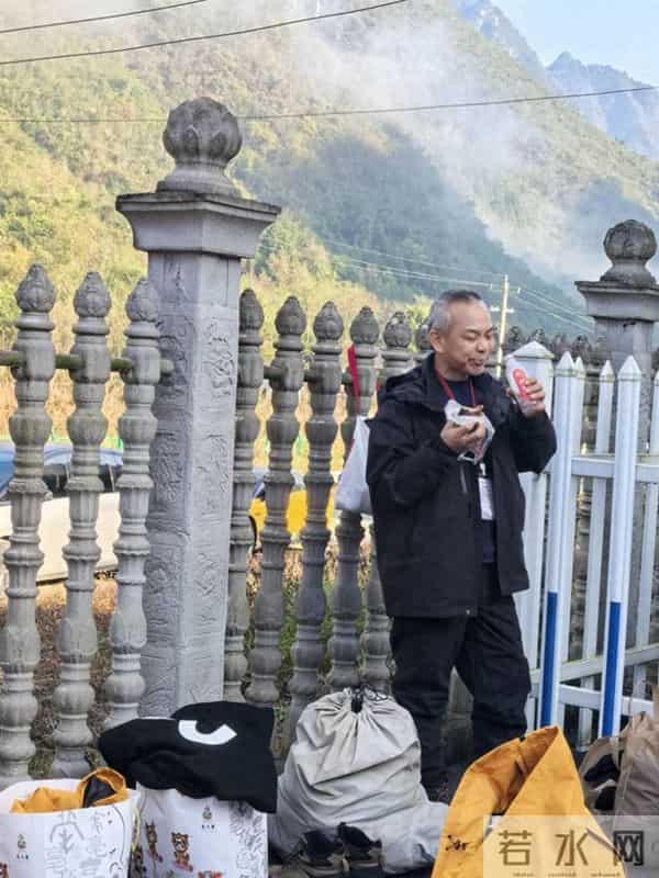 张家界荒野求生“老中医”鞋垫里藏绳子,被红牌退赛!