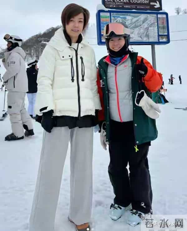 44岁张怡宁菜市场买海鲜,一身名牌略显土气,身旁不见老公身影