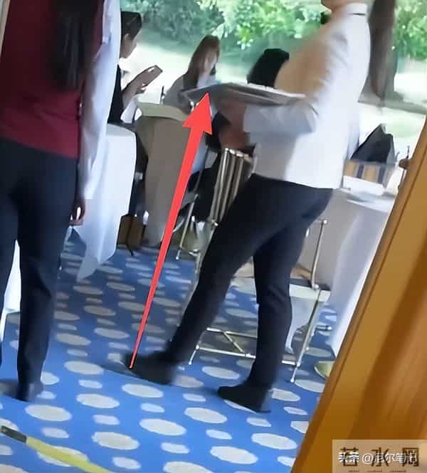 王心凌吴克群被偶遇，带同款项链穿情侣衣，男方人到中年体态拉跨