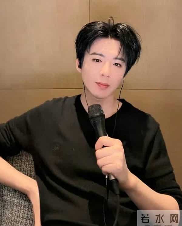 刘宇宁直播时被私生打电话