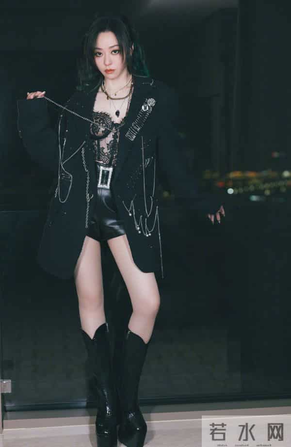 张靓颖黑色镂空蕾丝搭配恨天高美照