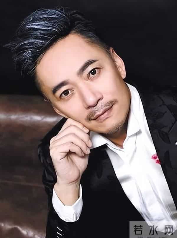 晚会前夕父母惨遭杀害，他含泪唱完退圈，18年后因毛宁重返舞台