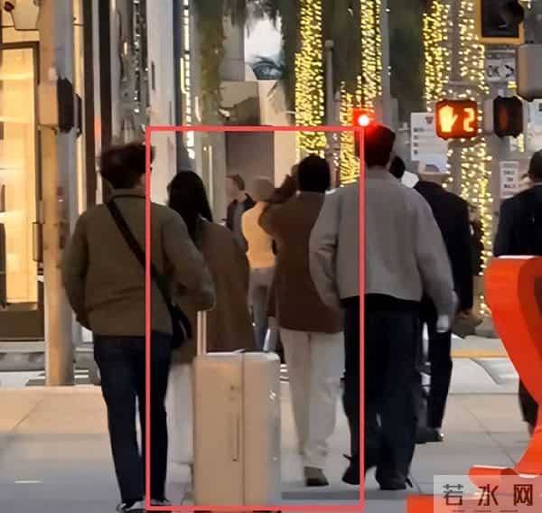 恭喜?44岁歌星与23岁网红穿情侣装同游洛杉矶,女方身份曝光