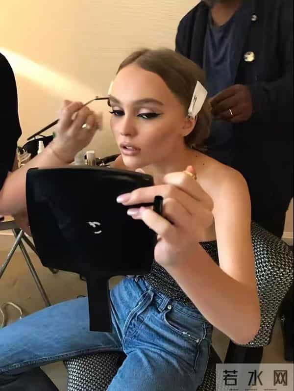 天啊,这居然是德普的女儿, 为了甩掉星二代标签新片造型突破很大