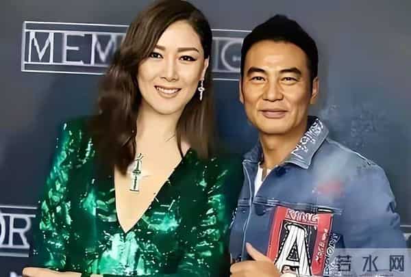 70岁任达华摔倒现场曝光！妻子冷眼旁现，28年恩爱夫妻人设崩塌？