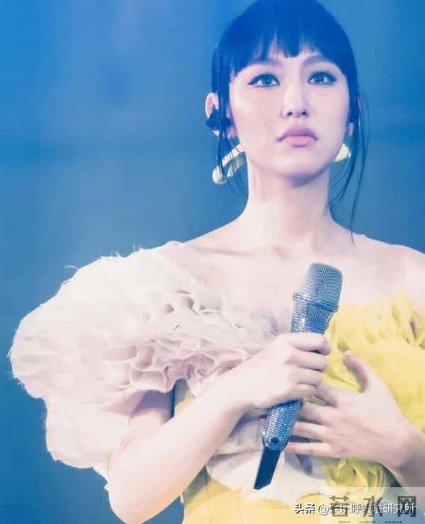 20岁炎明熹凭音乐剧圈粉富商,邬友正自资开唱指定要她当嘉宾