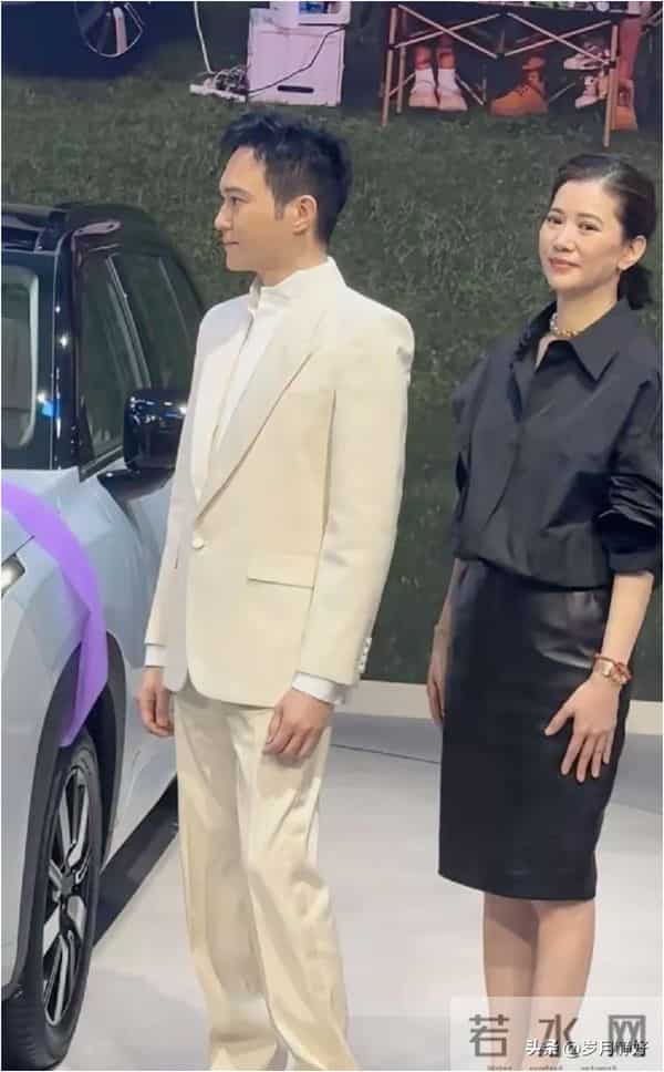 张智霖袁咏仪现身广州车展,袁咏仪白头发好多,一下子老了不少