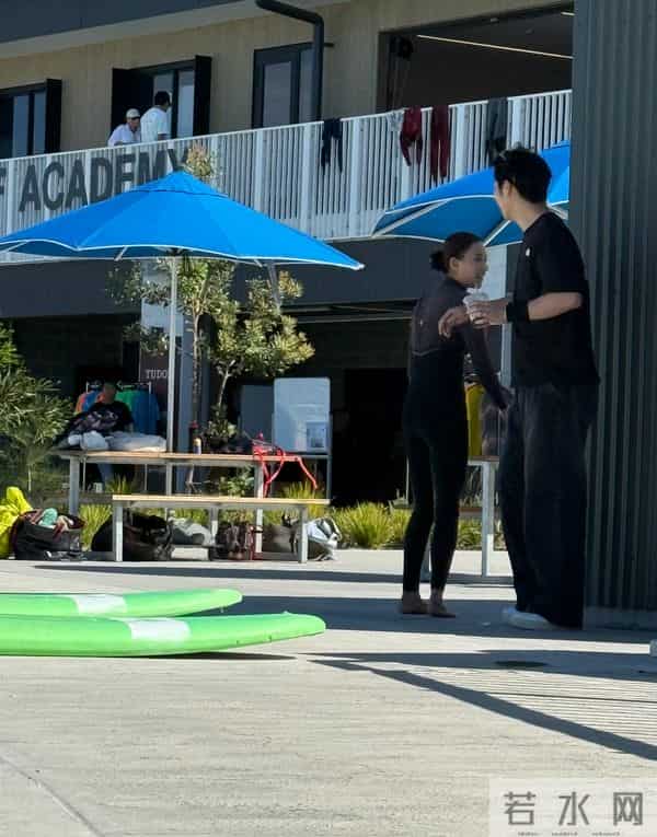 何超莲夫妻英国被偶遇，自带化妆师排场十足，窦骁全程盯妻变痴汉