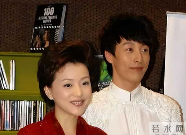 他是杨澜的儿子,长相像复制粘贴,身高1米85,高大帅气