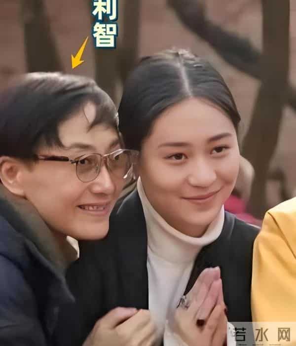 风水轮流转！看了62岁李连杰和63岁利智的合照，风光背后满是心酸