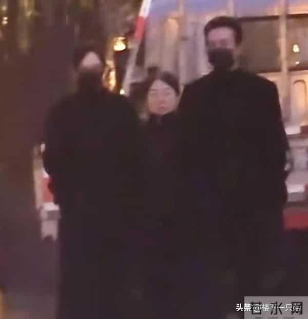 罗晋父亲葬礼结束后在路边徘徊 唐嫣满脸担心默默陪伴 为其减少工作