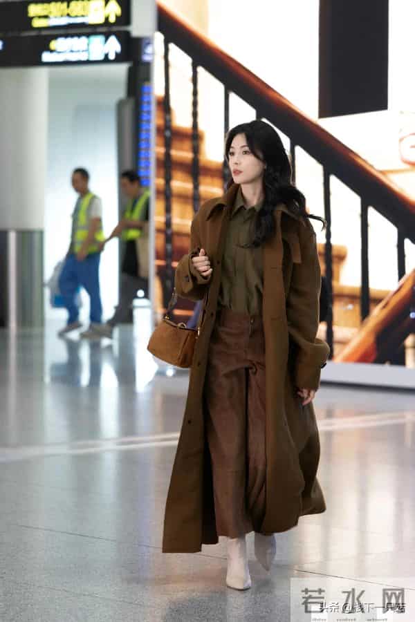 机场偶遇刘涛美拉德穿搭 47岁脸又小又白 走路带风 不穿秋裤又酷又飒