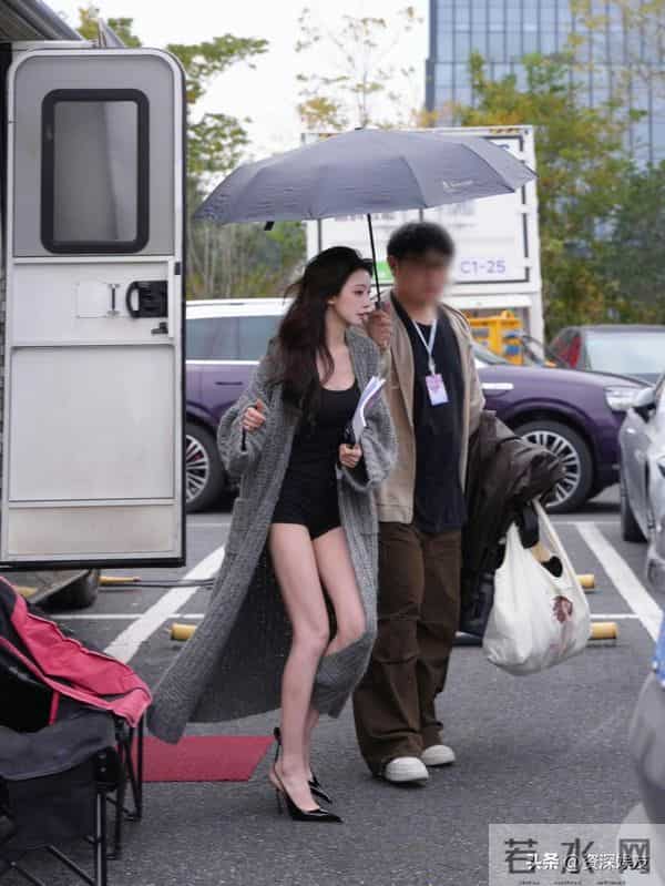 易梦玲最新路透！好纯欲的高跟鞋，脖子以下全是腿！