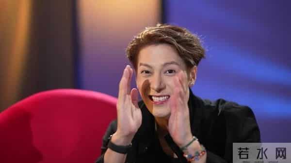 王嘉尔自爆曾烂醉睡街 为职业需求做医美整骨：艺人太不容易了！