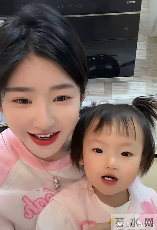 王思聪前女友官宣恋情,男方出手阔绰是富二代,难怪送闪闪回老家