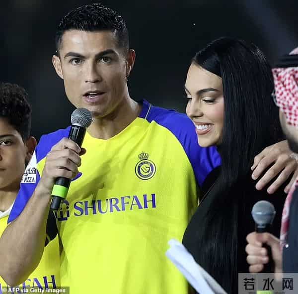 乔治娜的Met Gala首秀:致敬戴妃的黑色吊带裙,C罗女友的独立宣言