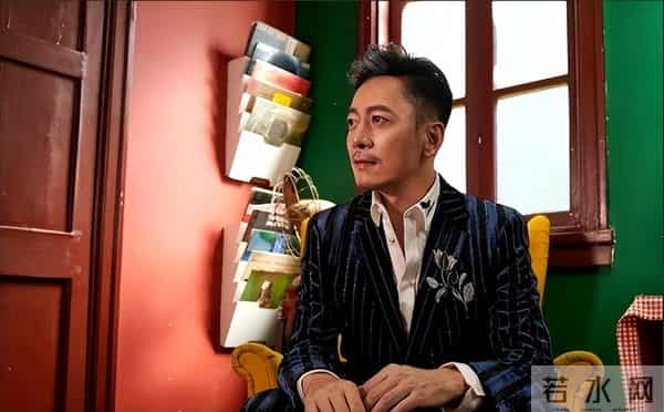 晚会前夕父母惨遭杀害，他含泪唱完退圈，18年后因毛宁重返舞台