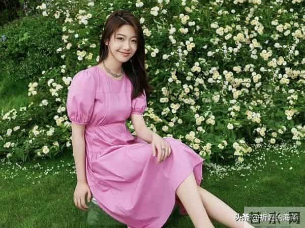 向涵之，裙装美腿，甜美的少女感。