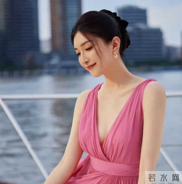 印象变了！39岁江疏影现身活动，离开胡歌的她走上另一条路