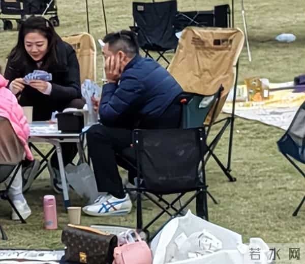 杨威一家武汉露营被偶遇,杨云面黄唇白气色差,低调看房欲买豪宅