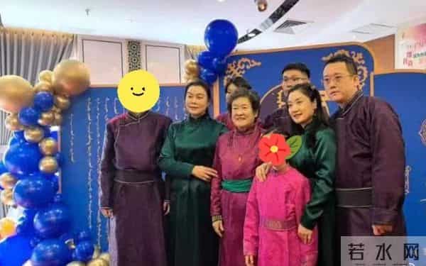 玲花带总裁老公回老家,俩人很有夫妻相,女儿露面一家三口很幸福