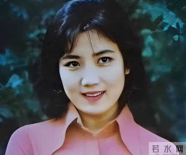 她息影30年,经商后像换了个人,如今70岁已做外婆,儿子事业有成