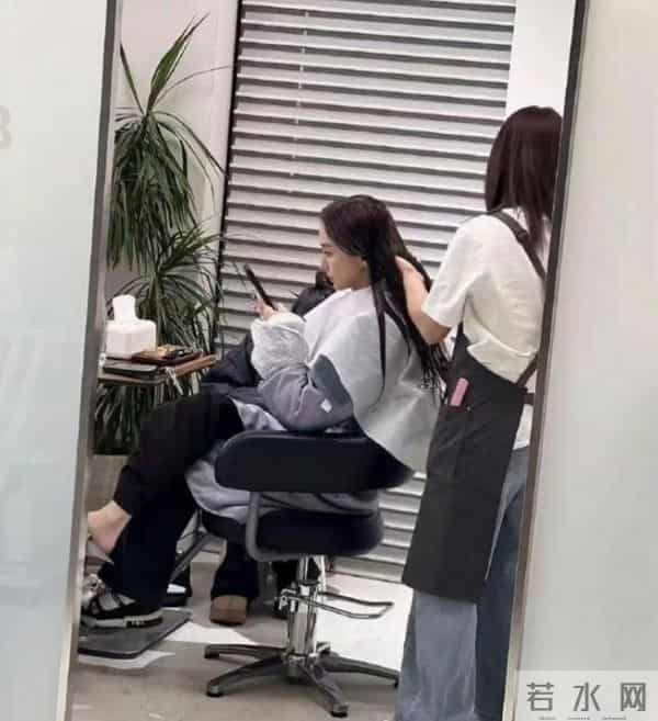 杨颖街边被偶遇,跷二郎腿做脚部美甲,环境简陋寒酸太接地气