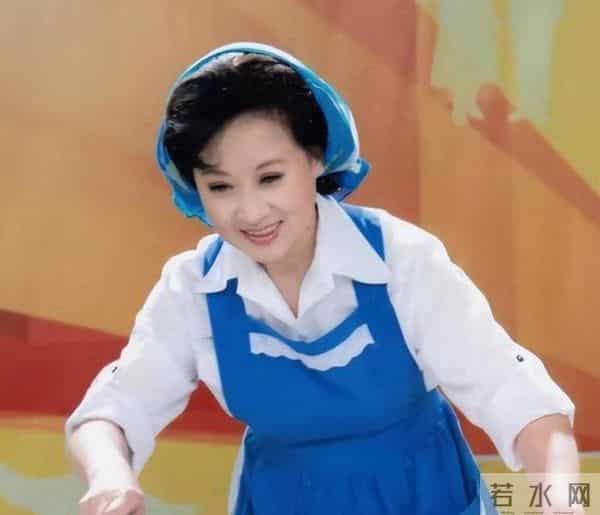 她是央视著名主持人,退休8年被央视返聘,今74岁被誉为最美姥姥