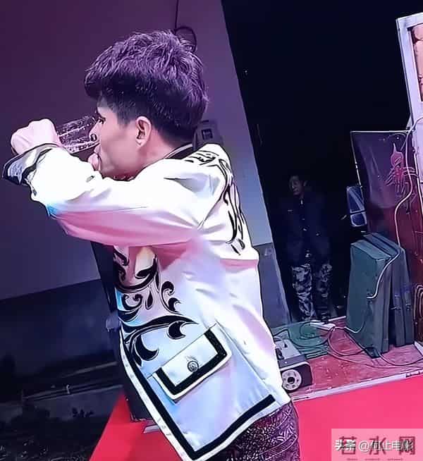 负债累累、风餐露宿、锒铛入狱，星光大道草根歌手如今现状太落魄