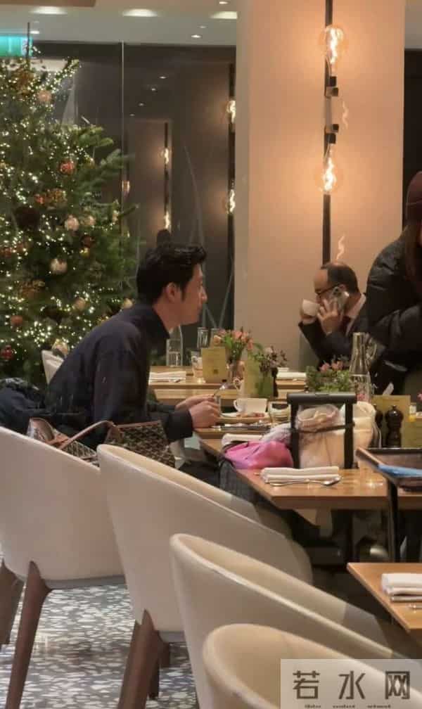 窦骁伦敦陪老婆工作,帮老婆拎包好贴心!与何超莲感情稳定又甜蜜