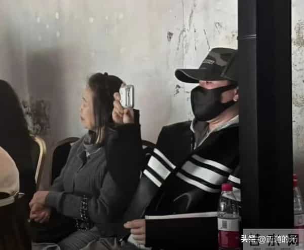 胡彦斌独自为母庆生 易梦玲却穿抹胸热裤剧场开工 恋情疑遭母亲反对