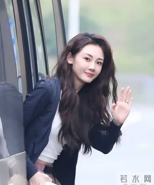 郑恺带老婆吃火锅被偶遇!苗苗穿着家居服出来,喝奶茶吃肉不怕胖