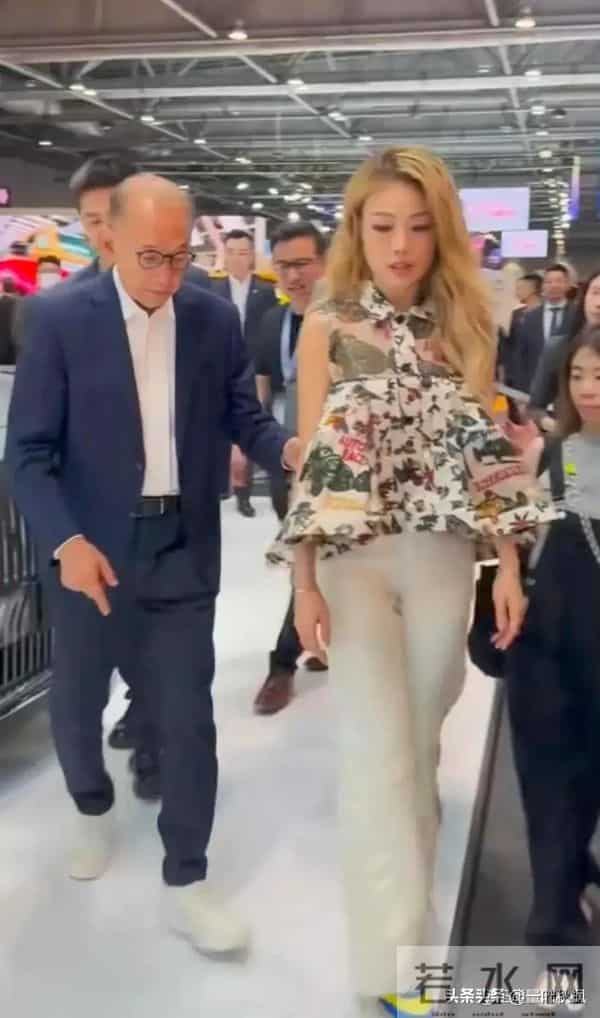 容祖儿与老板杨受成现身香港车展，老板全程跟在祖儿身后像个保镖