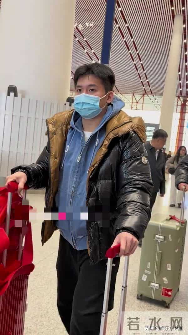 林诗栋北京机场出发成都混团世界杯，穿黑色亮面羽绒帅气十足！