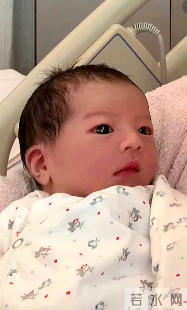 方媛素颜抱三胎女儿美,她出月子皮肤更好了,郭富城小女儿满月了