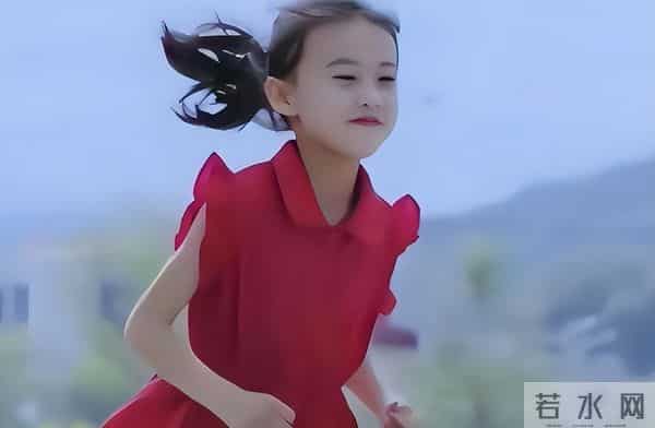 事实证明,拒绝百万签约“微笑女孩”,如今过得比明星还安稳