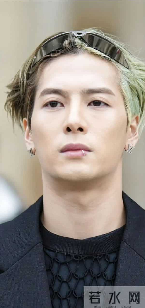 钱再多有什么用?31岁王嘉尔的现状,给所有男明星提了个醒