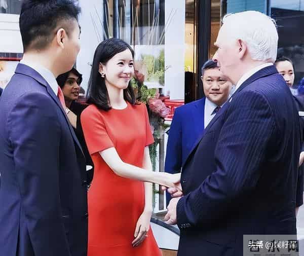 十年婚姻成笑话？32岁章泽天再次官宣喜讯，刘强东成为“过去式”