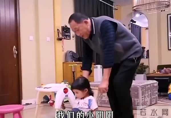 梅婷别墅请客烤肉,儿女上镜卖萌,丈夫却成最大“亮点”