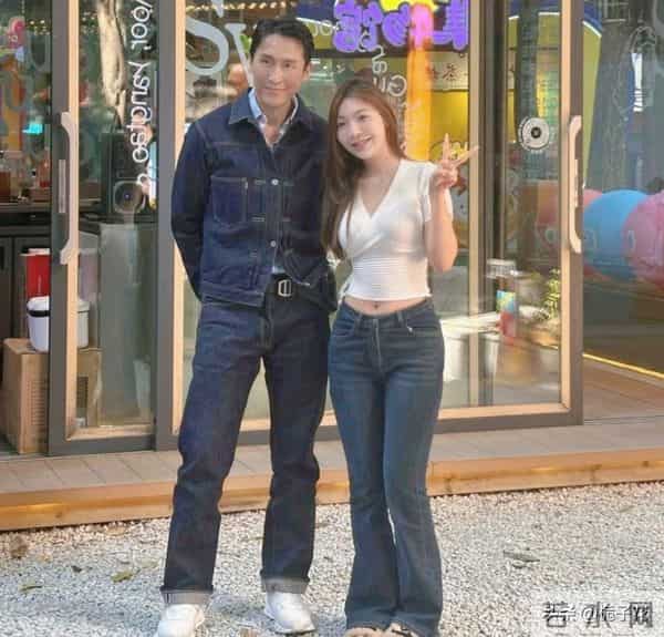 57岁TVB男星马德钟在广州喝咖啡被偶遇，他身材很有型，皮肤黝黑