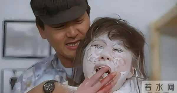 风水轮流转！看了62岁李连杰和63岁利智的合照，风光背后满是心酸