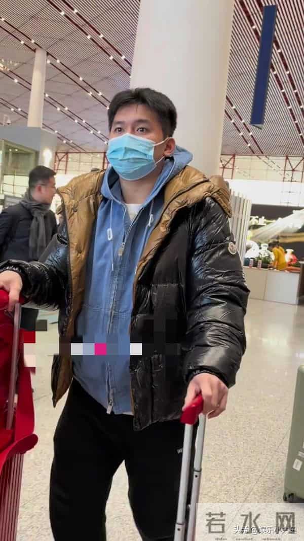 林诗栋北京机场出发成都混团世界杯，穿黑色亮面羽绒帅气十足！