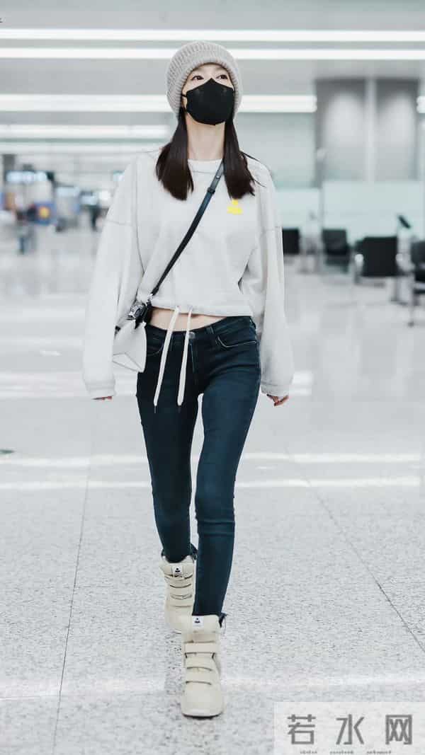 李沁紧身牛仔裤机场照,好身材一览无余