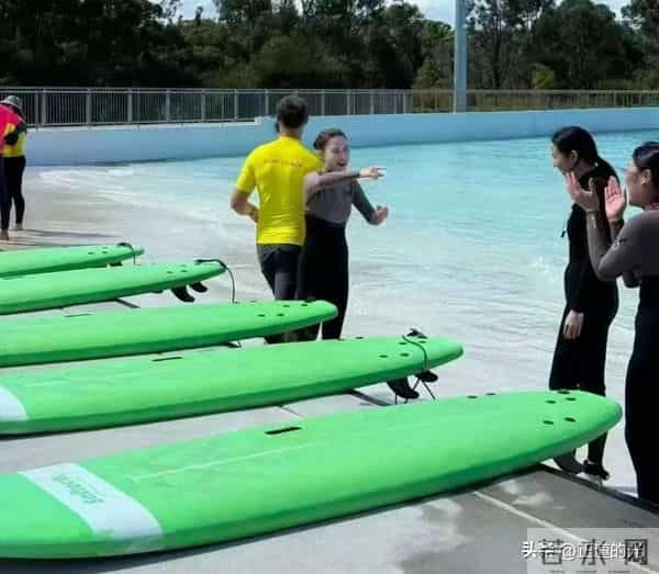 何超莲闭眼画眼线 还不忘和老公说话 窦骁变望妻石 目不转睛地看老婆