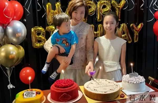 44岁张怡宁菜市场买海鲜,一身名牌略显土气,身旁不见老公身影