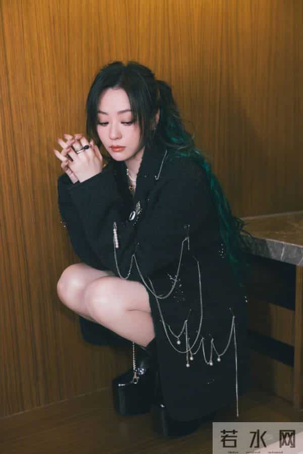 张靓颖黑色镂空蕾丝搭配恨天高美照